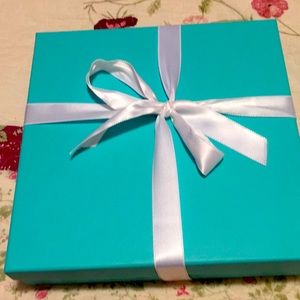 Tiffany & Co box 9,1 •9.1”•2.1
